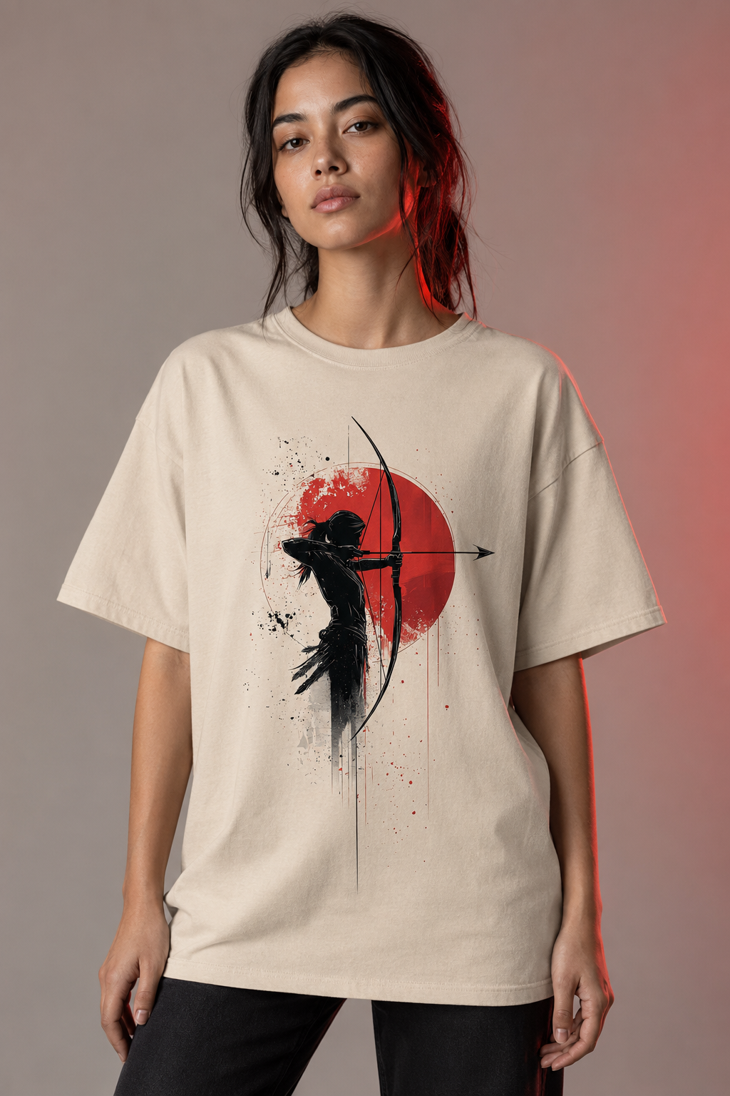 Röd Sol Bågskytt beige T-shirt på modell
