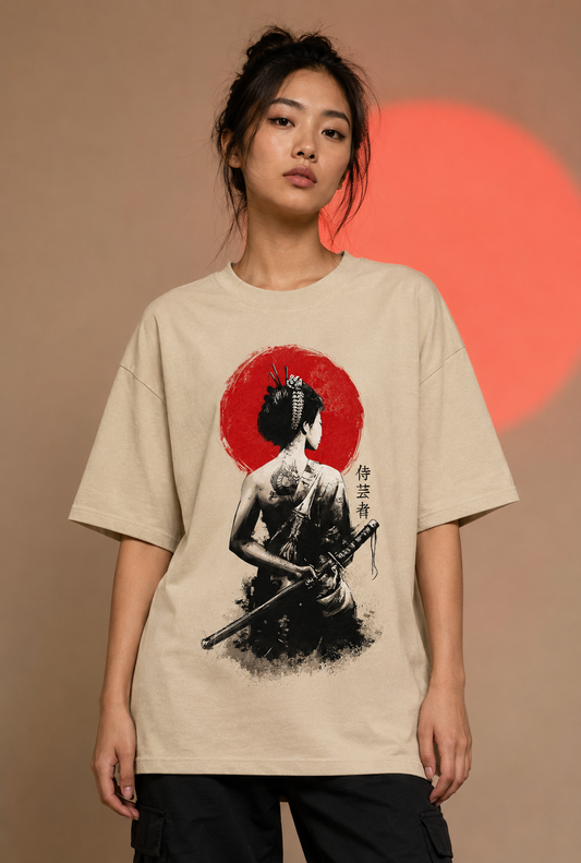 Samurai Grace sandfärgad T-shirt på modell